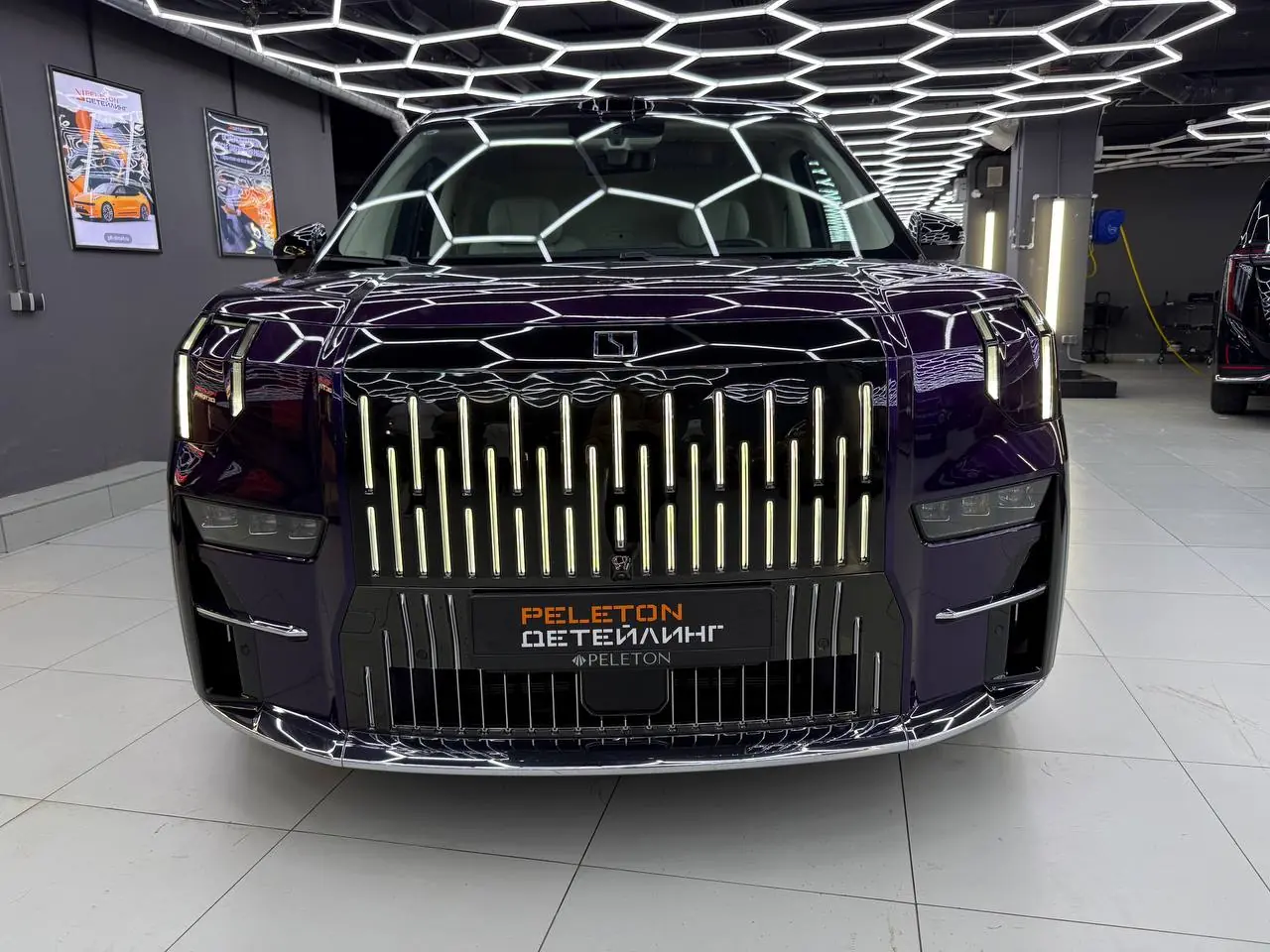 Оклейка Zeekr 009 в Metallic Midnight Purple: из черного - в глубокий пурпур